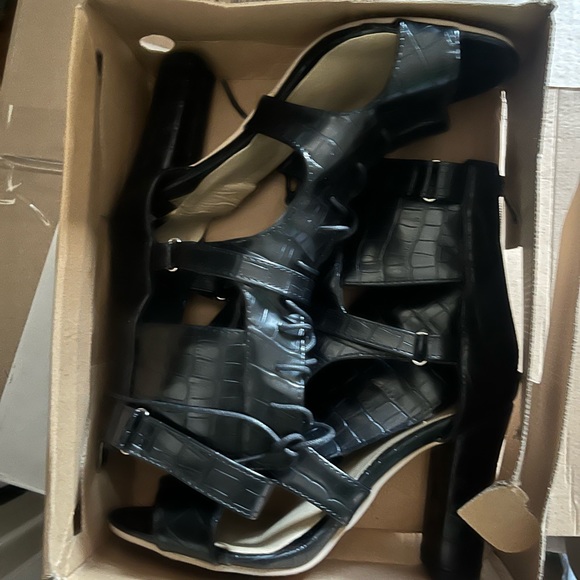 Shoes - Picture 4 of 16